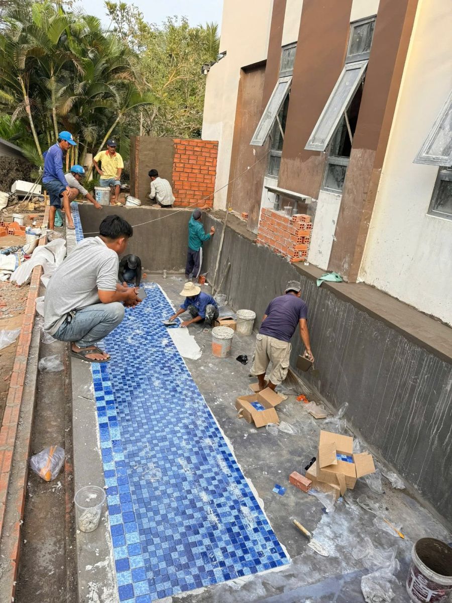 Anh Tuấn Group đang thi công hồ bơi gia đình âm đất tại Nhà Bè TP HCM 
