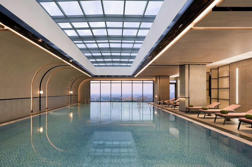 Hồ bơi kết hợp khu vực thư giãn, lounge tại Bình Thạnh TP HCM