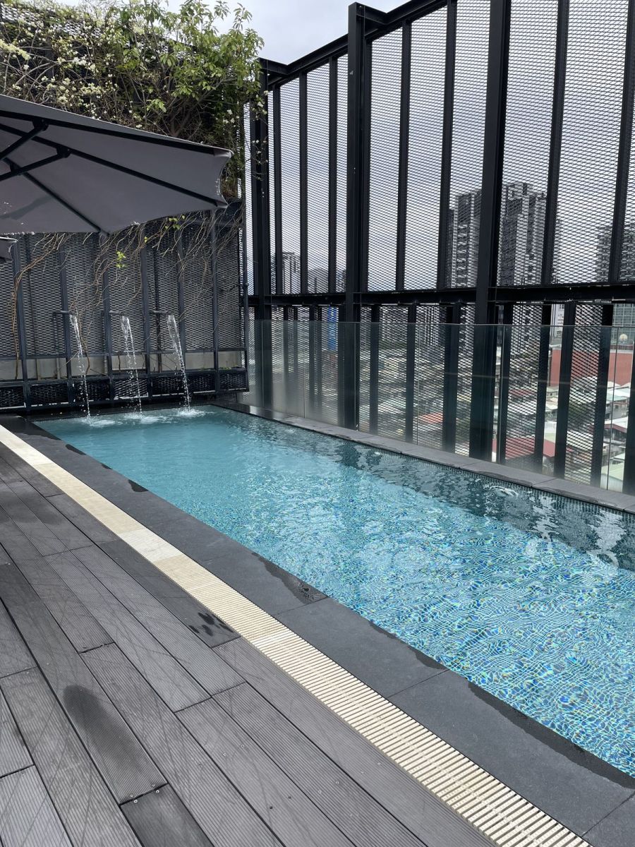 Hồ bơi khách sạn trên sân thượng tại quận 11 TP HCM