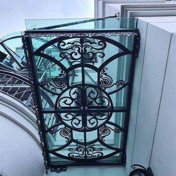 Lắp đặt mái che kính tại quân 4