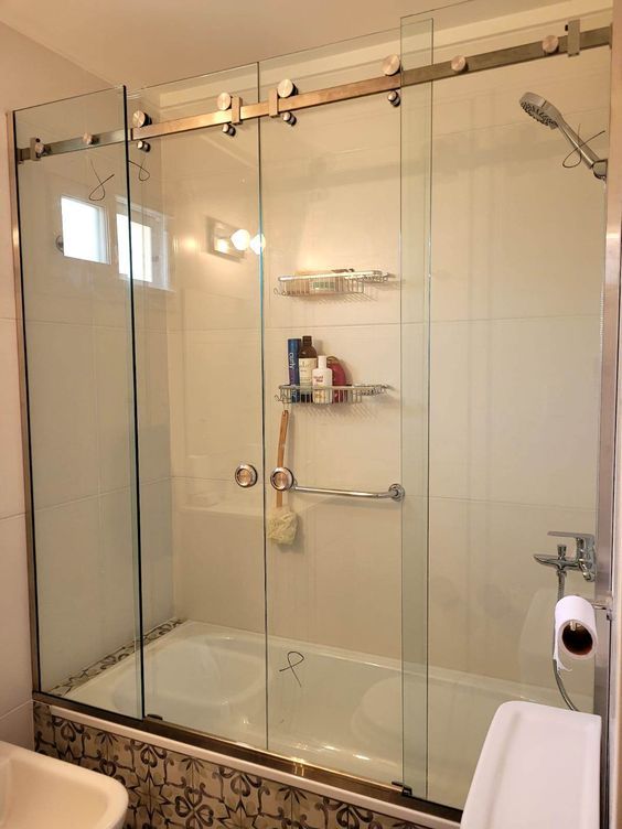 vách kính phòng tắm Hóc Môn