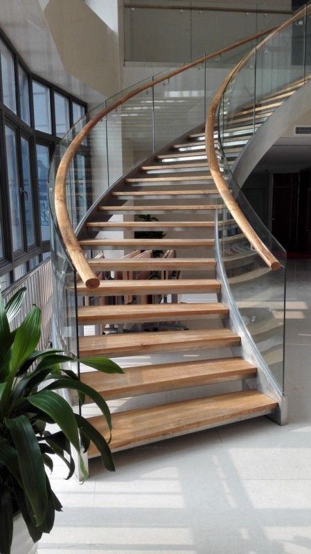 cầu thang kính tay vịn gỗ quận 11