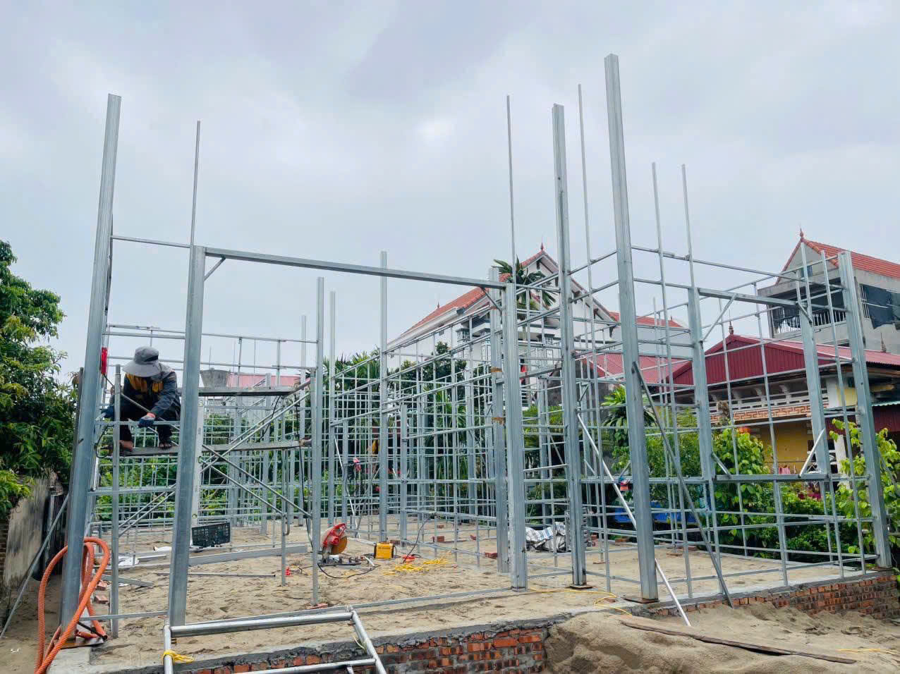 công trình nhà lắp ghép panel của Anh Tuấn Group tại Đăk Lăk đang lên khung
