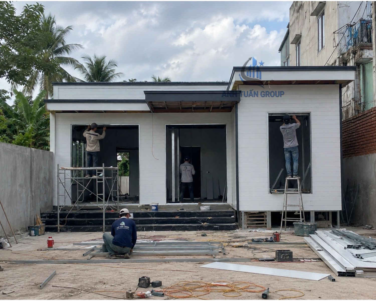 Anh Tuấn Group đang thi công nhà lắp ghép panel mái bằng tại Bạc Liêu