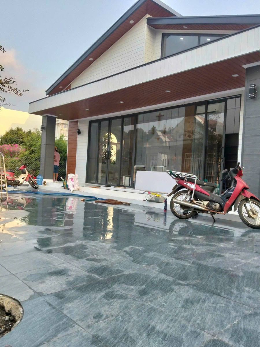 Nhà vườn lắp ghép panel mái lệch tại Đắk Lắk do Anh Tuấn Group đang thi công