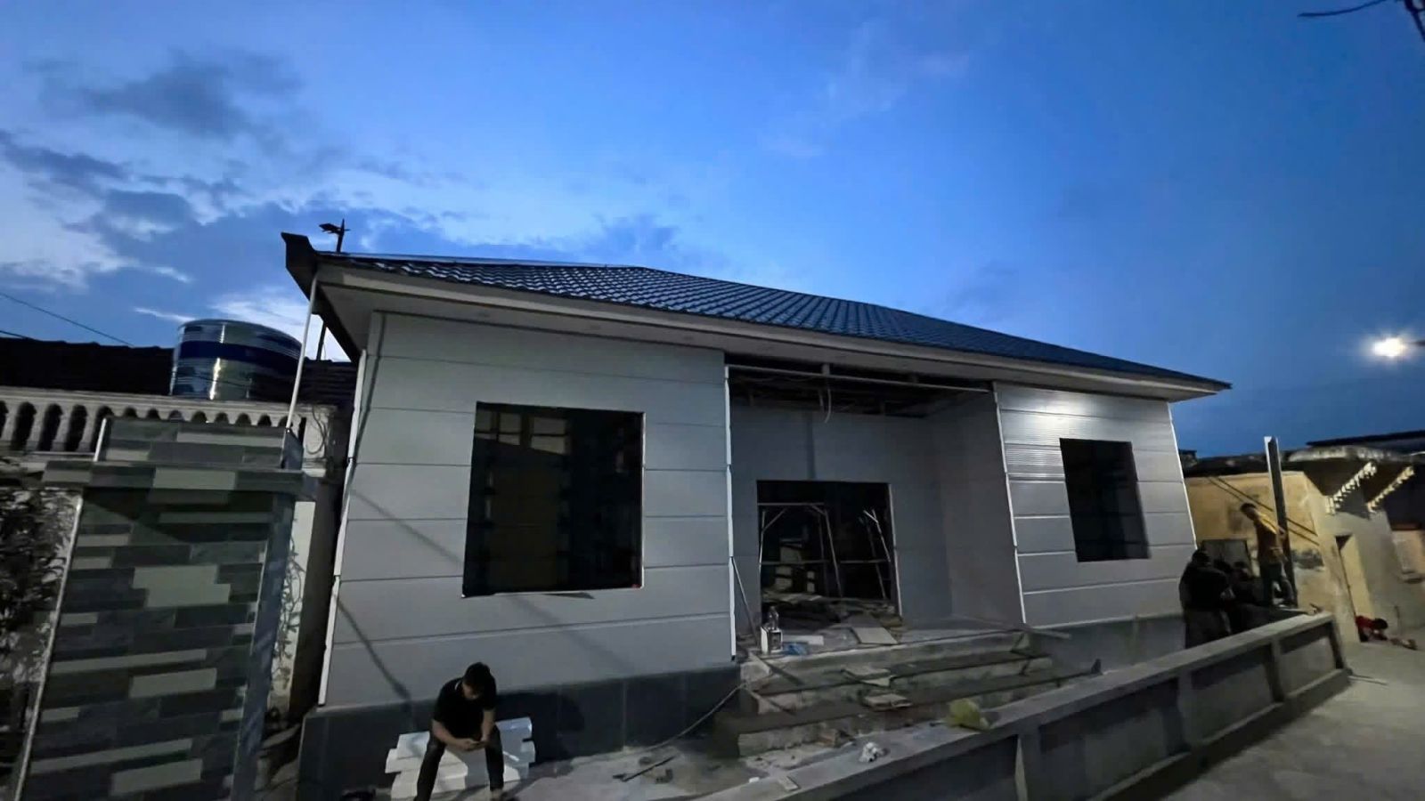 căn nhà lắp ghép panel mái nhật tại Nha Trang do Anh Tuấn Group đang thi công