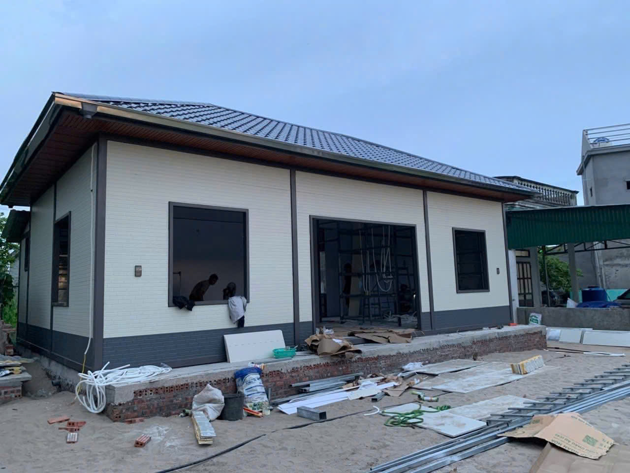 nhà lắp ghép panel mái nhât tại Lâm Đồng do Anh Tuấn Group đang thi công
