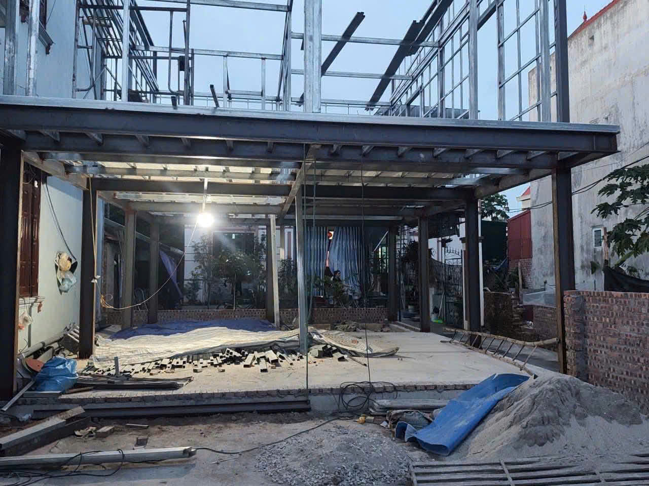 công trình nhà lắp ghép panel của Anh Tuấn Group tại Phan Thiết đang lên khung