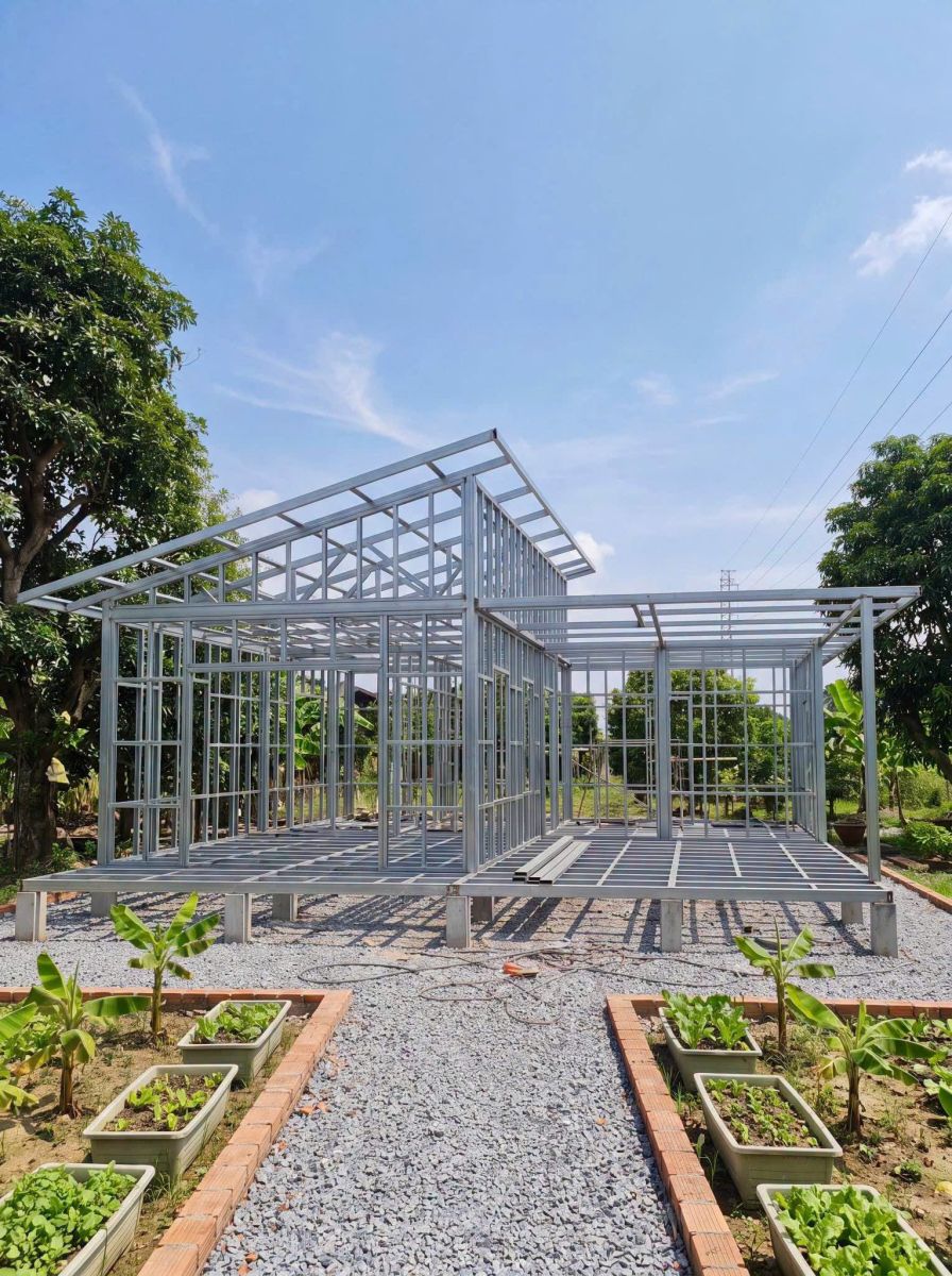 Anh Tuấn Group đang lên khung căn nhà sàn lắp ghép panel 1 phòng ngủ tại Bình Dương