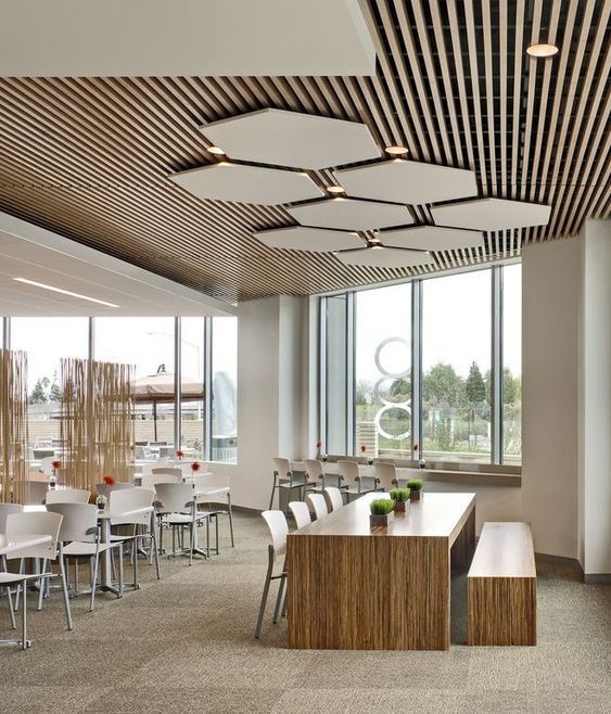 Thi công trần nhựa showroom và trung tâm thương mại