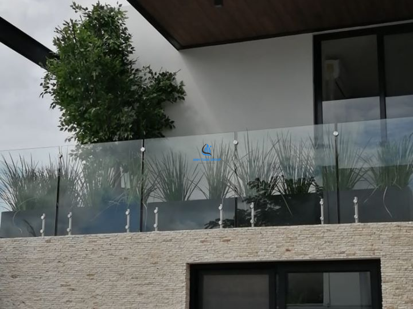 Lan can kính cường lực tại quận 1 TP HCM