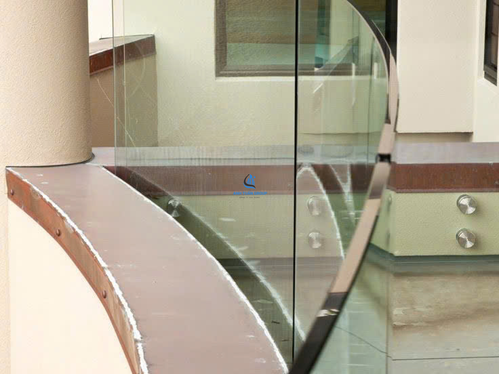 Thi công lan can kính cong tại TP HCM