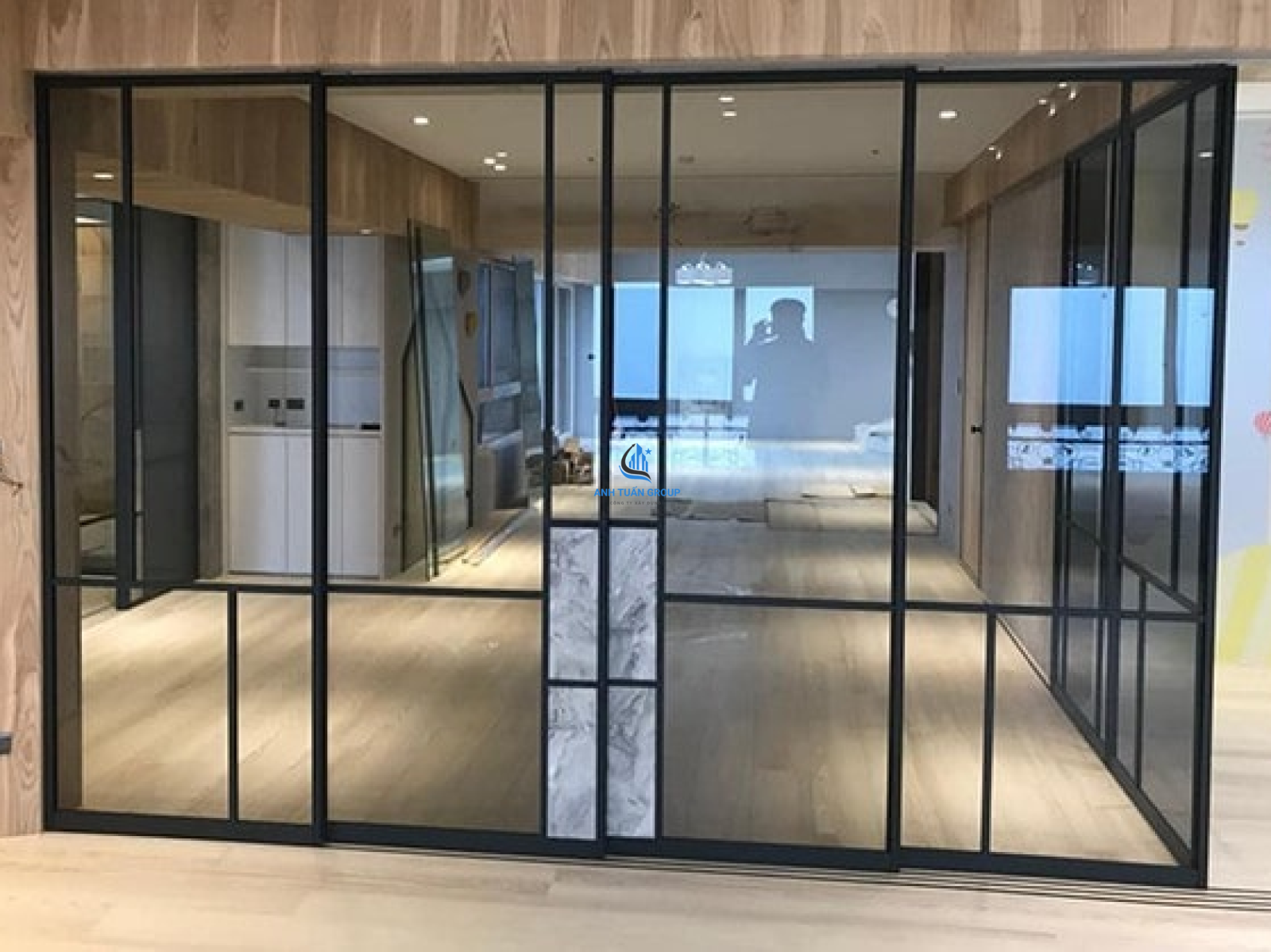 Vách Kính Cường Lực Tại HCMM 