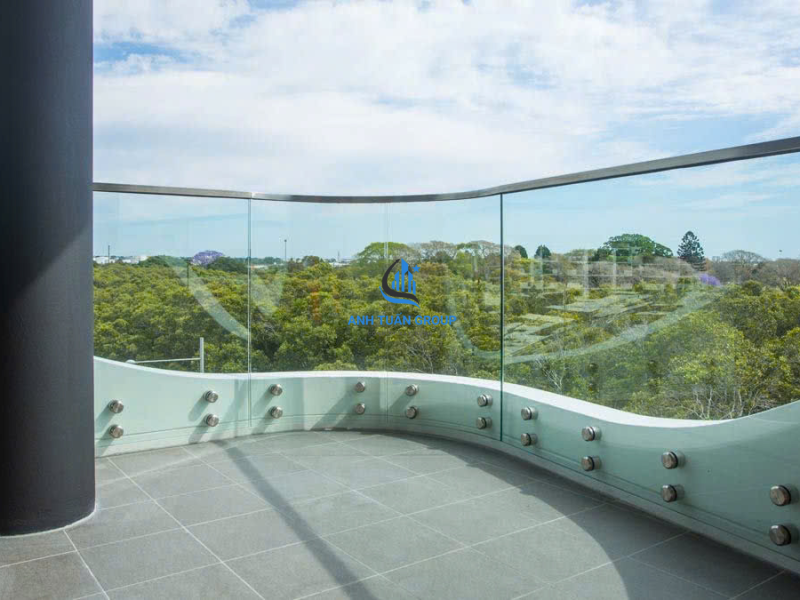 Thi công lan can kính cong quận 12 TP HCM